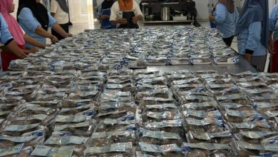 Ratusan paket Makan Bergizi Gratis di SPPG Desa Pangeleyan, Kecamatan Tanah Merah, Bangkalan, telah disiapkan lengkap dengan tambahan uang tunai Rp50 ribu dari mitra Haji Her untuk dibagikan kepada siswa penerima manfaat.