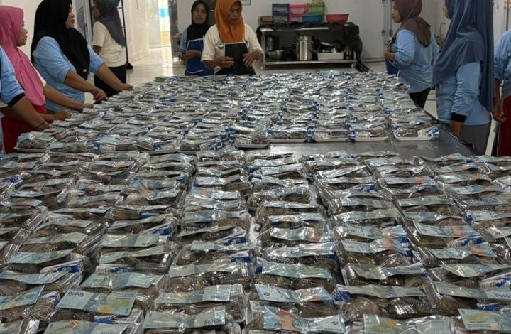 Ratusan paket Makan Bergizi Gratis di SPPG Desa Pangeleyan, Kecamatan Tanah Merah, Bangkalan, telah disiapkan lengkap dengan tambahan uang tunai Rp50 ribu dari mitra Haji Her untuk dibagikan kepada siswa penerima manfaat.