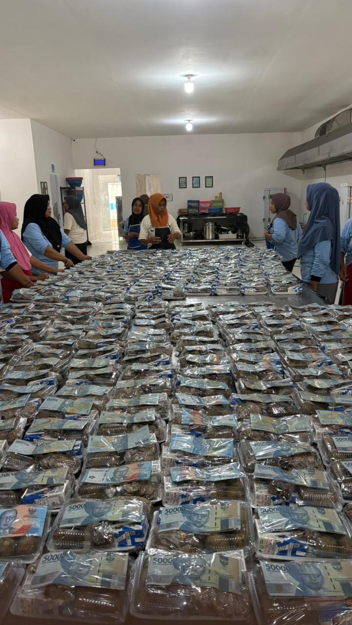 Ratusan paket Makan Bergizi Gratis di SPPG Desa Pangeleyan, Kecamatan Tanah Merah, Bangkalan, telah disiapkan lengkap dengan tambahan uang tunai Rp50 ribu dari mitra Haji Her untuk dibagikan kepada siswa penerima manfaat.