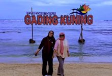 Pantai Gading Kuning di Tanjung Bumi, Bangkalan, menawarkan pengalaman unik memasuki kawasan pantai melalui jalur hutan mangrove dengan jembatan kayu yang membelah area hijau. Sensasinya serasa berjalan di kebun teh sebelum akhirnya disambut hamparan pasir putih dan debur ombak. Dengan tiket masuk hanya Rp5.000 serta delapan spot foto menarik, destinasi baru ini menjadi magnet wisata alternatif di Madura sekaligus membuka peluang ekonomi bagi warga sekitar.