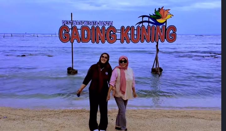 Pantai Gading Kuning di Tanjung Bumi, Bangkalan, menawarkan pengalaman unik memasuki kawasan pantai melalui jalur hutan mangrove dengan jembatan kayu yang membelah area hijau. Sensasinya serasa berjalan di kebun teh sebelum akhirnya disambut hamparan pasir putih dan debur ombak. Dengan tiket masuk hanya Rp5.000 serta delapan spot foto menarik, destinasi baru ini menjadi magnet wisata alternatif di Madura sekaligus membuka peluang ekonomi bagi warga sekitar.