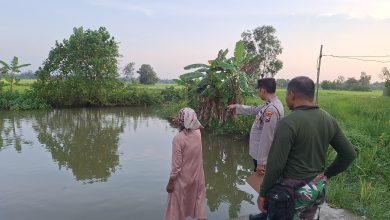 Petugas kepolisian bersama warga menunjukkan lokasi kubangan Sungai Torjun di Dusun Cangginih, Desa Bringin Nunggal, Kecamatan Torjun, Sampang, tempat dua balita dilaporkan tenggelam, Minggu (15/2/2026) sore.