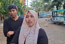 Keluarga korban pencabulan santri saat menyampaikan keterangan kepada wartawan terkait fakta baru dugaan penyekapan korban di sebuah rumah di Pasuruan. Kasus ini kini ditangani Polda Jawa Timur.