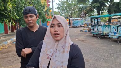 Keluarga korban pencabulan santri saat menyampaikan keterangan kepada wartawan terkait fakta baru dugaan penyekapan korban di sebuah rumah di Pasuruan. Kasus ini kini ditangani Polda Jawa Timur.