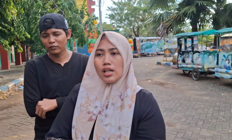 Keluarga korban pencabulan santri saat menyampaikan keterangan kepada wartawan terkait fakta baru dugaan penyekapan korban di sebuah rumah di Pasuruan. Kasus ini kini ditangani Polda Jawa Timur.