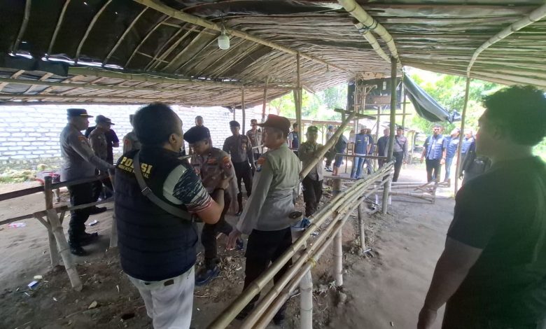 Aparat kepolisian Polres Sampang melakukan penertiban dan pembongkaran arena balap kelereng yang diduga bermuatan unsur perjudian di wilayah Kabupaten Sampang, Kamis (5/2/2026), sebagai upaya menjaga ketertiban dan kondusivitas menjelang bulan suci Ramadan.