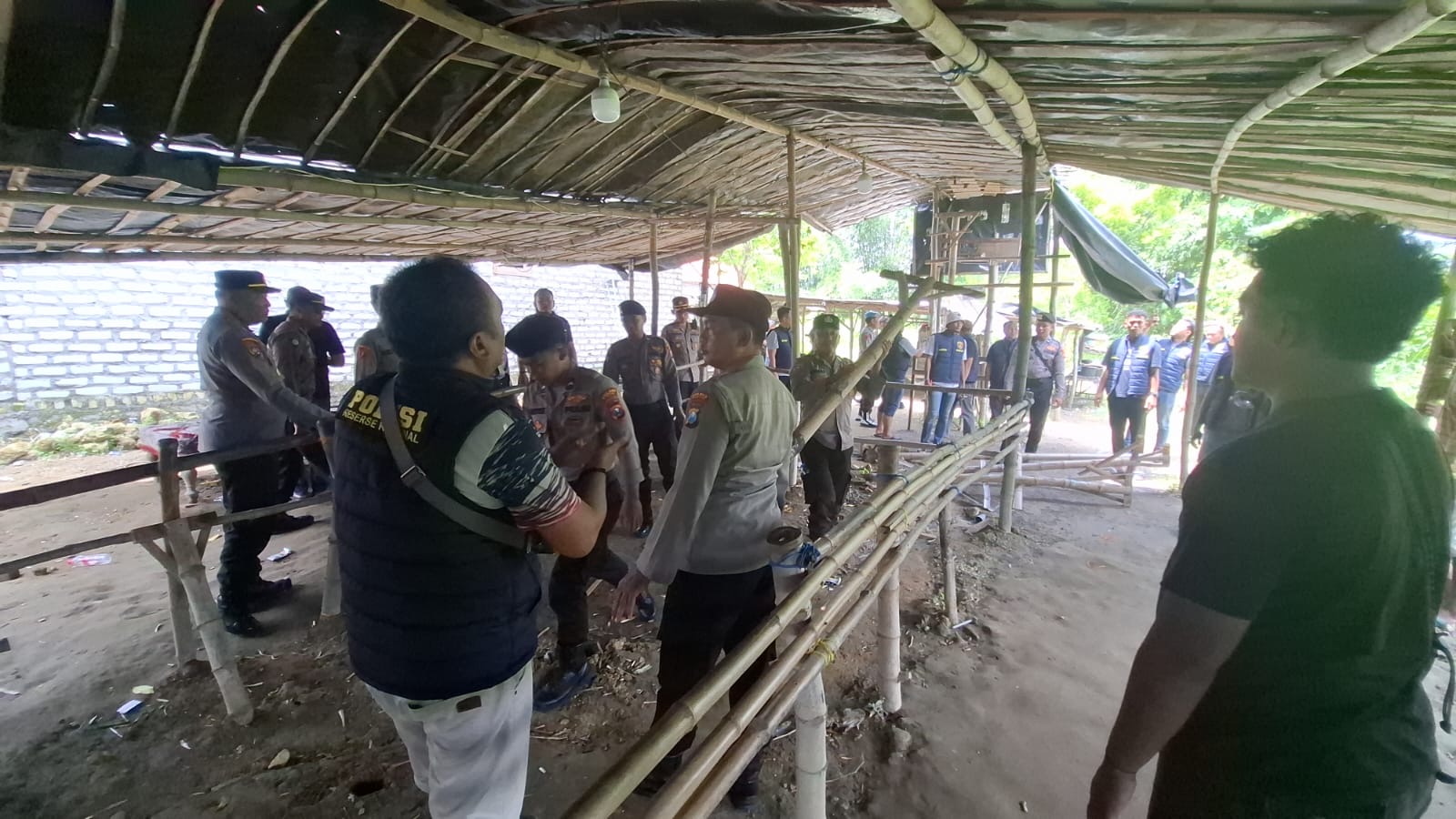 Aparat kepolisian Polres Sampang melakukan penertiban dan pembongkaran arena balap kelereng yang diduga bermuatan unsur perjudian di wilayah Kabupaten Sampang, Kamis (5/2/2026), sebagai upaya menjaga ketertiban dan kondusivitas menjelang bulan suci Ramadan.