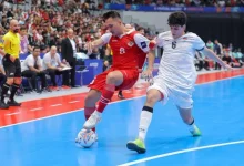 Pemain Timnas futsal Indonesia berduel sengit dengan pemain Irak pada laga terakhir Grup A Piala Asia Futsal 2026 di Indonesia Arena, Jakarta, Sabtu (31/1/2026). Pertandingan berakhir imbang 1-1 dan memastikan Indonesia lolos ke perempat final sebagai juara grup.