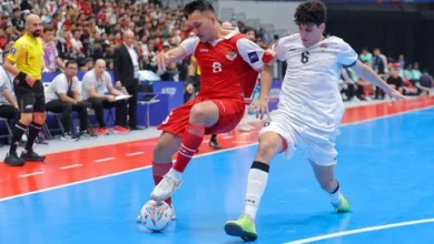 Pemain Timnas futsal Indonesia berduel sengit dengan pemain Irak pada laga terakhir Grup A Piala Asia Futsal 2026 di Indonesia Arena, Jakarta, Sabtu (31/1/2026). Pertandingan berakhir imbang 1-1 dan memastikan Indonesia lolos ke perempat final sebagai juara grup.