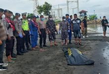 Petugas gabungan dari Polsek Kawasan Pelabuhan Gilimanuk, Sat Polair Polres Jembrana, TNI AL, dan nelayan mengevakuasi jenazah tanpa identitas yang ditemukan mengapung di perairan Selat Bali, Minggu (1/2/2026). Jenazah kemudian dibawa ke Pantai Cemara, Kelurahan Gilimanuk, untuk proses penanganan lebih lanjut. | Istimewa