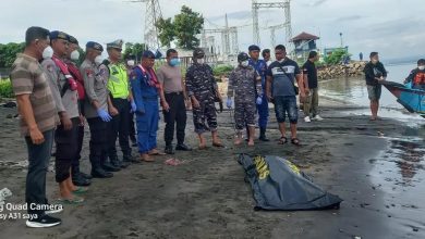 Petugas gabungan dari Polsek Kawasan Pelabuhan Gilimanuk, Sat Polair Polres Jembrana, TNI AL, dan nelayan mengevakuasi jenazah tanpa identitas yang ditemukan mengapung di perairan Selat Bali, Minggu (1/2/2026). Jenazah kemudian dibawa ke Pantai Cemara, Kelurahan Gilimanuk, untuk proses penanganan lebih lanjut. | Istimewa