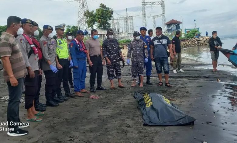 Petugas gabungan dari Polsek Kawasan Pelabuhan Gilimanuk, Sat Polair Polres Jembrana, TNI AL, dan nelayan mengevakuasi jenazah tanpa identitas yang ditemukan mengapung di perairan Selat Bali, Minggu (1/2/2026). Jenazah kemudian dibawa ke Pantai Cemara, Kelurahan Gilimanuk, untuk proses penanganan lebih lanjut. | Istimewa