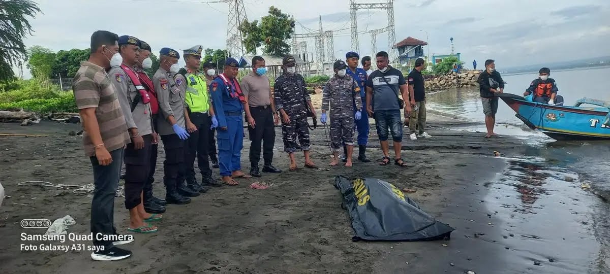 Petugas gabungan dari Polsek Kawasan Pelabuhan Gilimanuk, Sat Polair Polres Jembrana, TNI AL, dan nelayan mengevakuasi jenazah tanpa identitas yang ditemukan mengapung di perairan Selat Bali, Minggu (1/2/2026). Jenazah kemudian dibawa ke Pantai Cemara, Kelurahan Gilimanuk, untuk proses penanganan lebih lanjut. | Istimewa