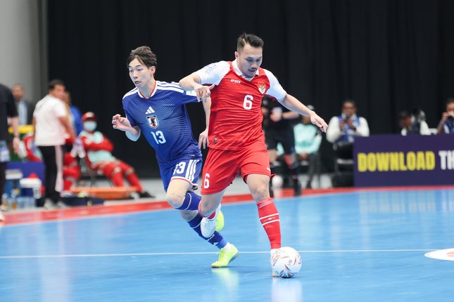 Pemain Timnas Futsal Indonesia berduel dengan pemain Jepang pada laga semifinal Piala Asia Futsal 2026 yang berlangsung ketat hingga babak extra time, mengantar Indonesia lolos ke partai final.