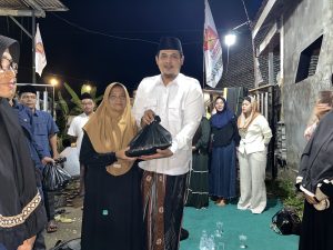 Reza Teguh Wibowo saat menyerahkan bantuan sembako kepada salah satu janda dalam rangka tasyakkuran HUT ke-18 Partai Gerindra di Kampung Kepang Tarogan, Kelurahan Kemayoran, Kecamatan Bangkalan, Sabtu (7/2/2026).