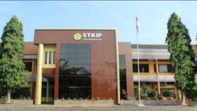 Kampus STKIP PGRI BANGKALAN nampak megah dari depan. (Foto | Istimewa)