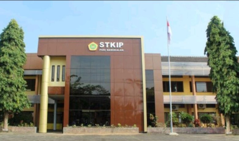 Kampus STKIP PGRI BANGKALAN nampak megah dari depan. (Foto | Istimewa)