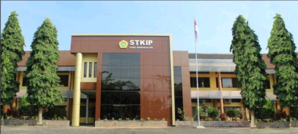 Kampus STKIP PGRI BANGKALAN nampak megah dari depan. (Foto | Istimewa)