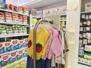 Aneka pakaian bayi dan anak tertata rapi di rak display FnR Mom, Baby and Kids Bangkalan, menghadirkan pilihan busana lucu dan warna cerah pasca Grand Re-Opening.