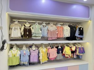 Koleksi fashion bayi dan anak di FnR Mom, Baby and Kids Bangkalan tampil lebih variatif dan tertata rapi dengan nuansa pastel yang estetik, menghadirkan pilihan dress, setelan kasual, hingga outfit lucu untuk si kecil.