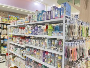 Rak perlengkapan bayi di FnR Mom, Baby and Kids Bangkalan dipenuhi aneka botol susu, dot, dan perlengkapan menyusui dari berbagai merek ternama yang tersusun rapi usai Grand Re-Opening.