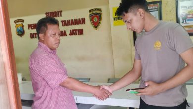 Foto: Nasiruddin MA saat mengecek dua tahanan tersangka kekerasan seksual anak di Polda Jatim.