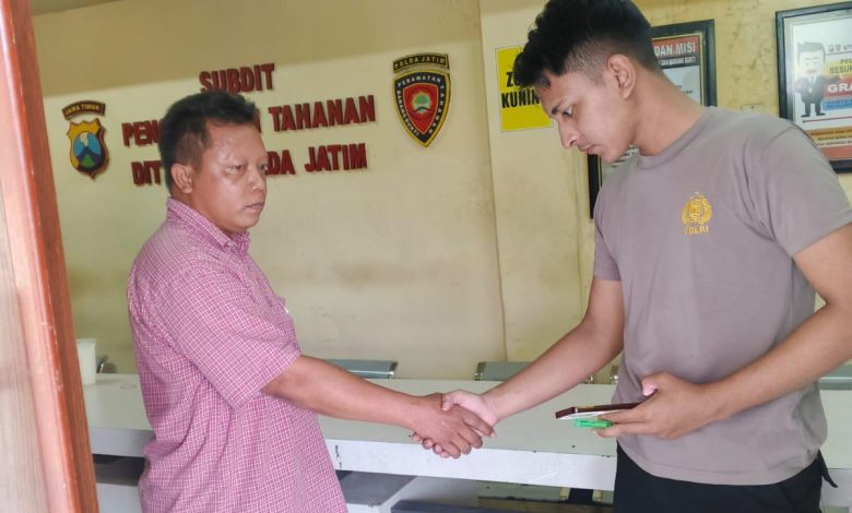 Foto: Nasiruddin MA saat mengecek dua tahanan tersangka kekerasan seksual anak di Polda Jatim.