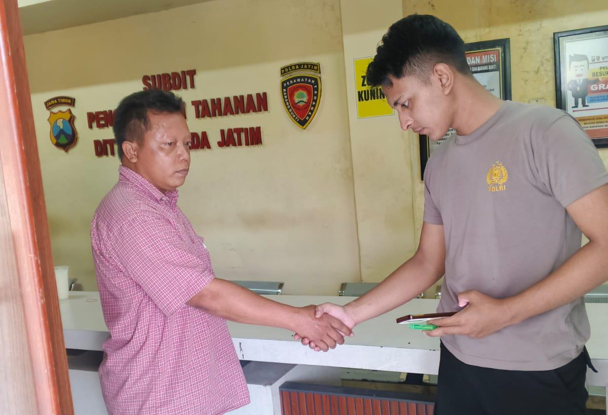 Foto: Nasiruddin MA saat mengecek dua tahanan tersangka kekerasan seksual anak di Polda Jatim.