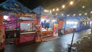 Deretan stan pelaku UMKM berjajar rapi memeriahkan Festival Bazar UMKM di Pasar Margalela, Kabupaten Sampang, Rabu (4/2/2026). Kegiatan yang berlangsung selama 15 hari ini menghadirkan puluhan UMKM dengan aneka produk kuliner dan kerajinan, sekaligus menghidupkan kembali aktivitas ekonomi pasar tradisional.