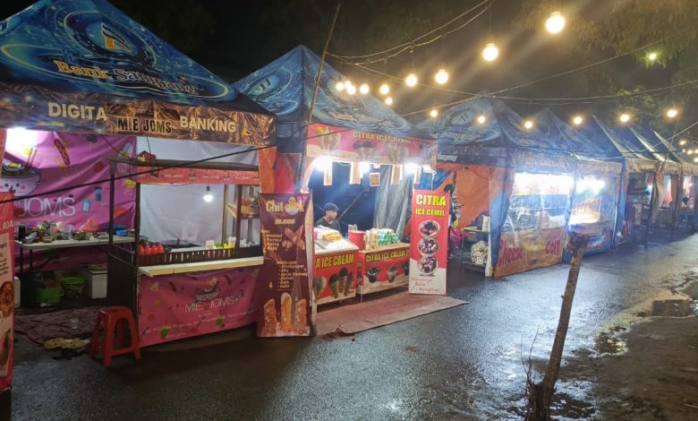 Deretan stan pelaku UMKM berjajar rapi memeriahkan Festival Bazar UMKM di Pasar Margalela, Kabupaten Sampang, Rabu (4/2/2026). Kegiatan yang berlangsung selama 15 hari ini menghadirkan puluhan UMKM dengan aneka produk kuliner dan kerajinan, sekaligus menghidupkan kembali aktivitas ekonomi pasar tradisional.