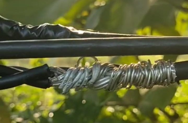 Sambungan kabel listrik yang mengelupas dan dililit kawat secara manual ini dikeluhkan warga Dusun Pal Pal, Torjun, karena dinilai membahayakan keselamatan petani saat musim panen.