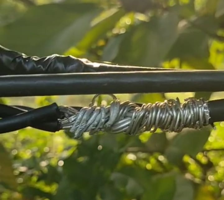 Sambungan kabel listrik yang mengelupas dan dililit kawat secara manual ini dikeluhkan warga Dusun Pal Pal, Torjun, karena dinilai membahayakan keselamatan petani saat musim panen.