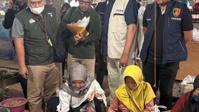 Tim Bulog Madura bersama Forkopimda dan Satgas Pangan Bangkalan saat melakukan sidak harga cabai dan bahan pokok di Pasar Ki Lemah Duwur (KLD), Selasa (24/2/2026). Stok pangan dipastikan aman jelang Ramadan.