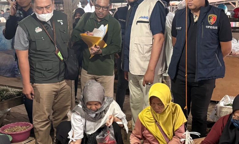 Tim Bulog Madura bersama Forkopimda dan Satgas Pangan Bangkalan saat melakukan sidak harga cabai dan bahan pokok di Pasar Ki Lemah Duwur (KLD), Selasa (24/2/2026). Stok pangan dipastikan aman jelang Ramadan.