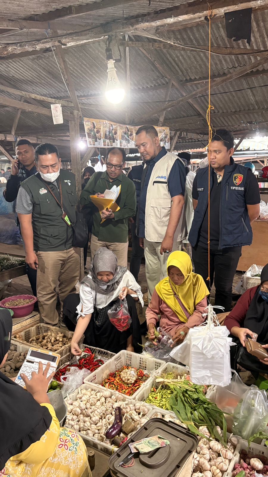 Tim Bulog Madura bersama Forkopimda dan Satgas Pangan Bangkalan saat melakukan sidak harga cabai dan bahan pokok di Pasar Ki Lemah Duwur (KLD), Selasa (24/2/2026). Stok pangan dipastikan aman jelang Ramadan.