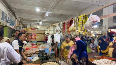 Petugas Satgas Pangan Polres Sampang bersama Bapanas RI berdialog dengan pedagang saat melakukan pengecekan harga dan stok bahan pokok di Pasar Srimangunan, menjelang Ramadhan 1447 H.