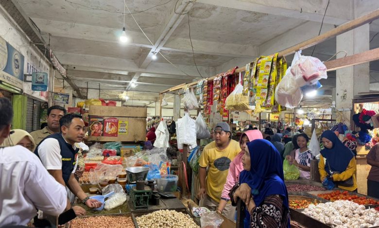 Petugas Satgas Pangan Polres Sampang bersama Bapanas RI berdialog dengan pedagang saat melakukan pengecekan harga dan stok bahan pokok di Pasar Srimangunan, menjelang Ramadhan 1447 H.