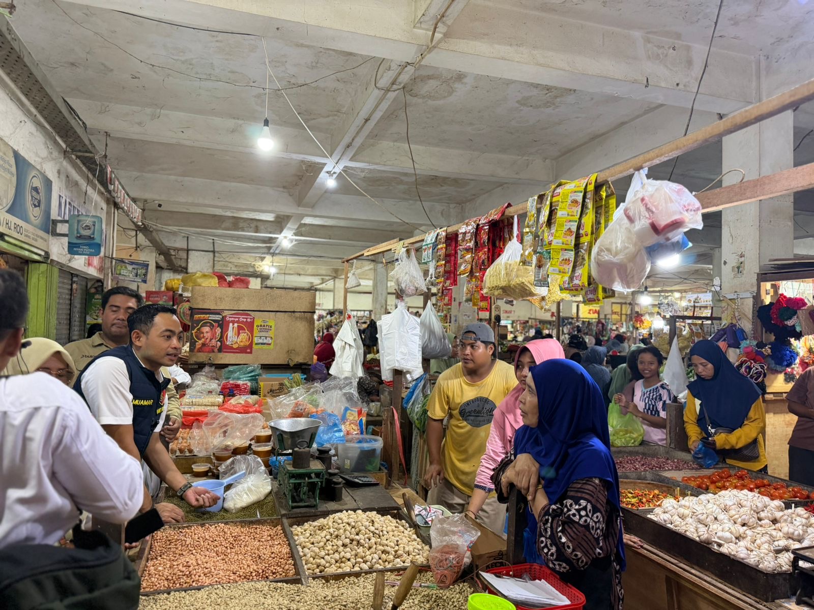 Petugas Satgas Pangan Polres Sampang bersama Bapanas RI berdialog dengan pedagang saat melakukan pengecekan harga dan stok bahan pokok di Pasar Srimangunan, menjelang Ramadhan 1447 H.