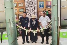 Keterangan Foto: Pemotongan pita sebagai simbol peresmian ruang inovasi dan penandatanganan MoU antara Pengadilan Agama Bangkalan dan Pemerintah Kabupaten Bangkalan.