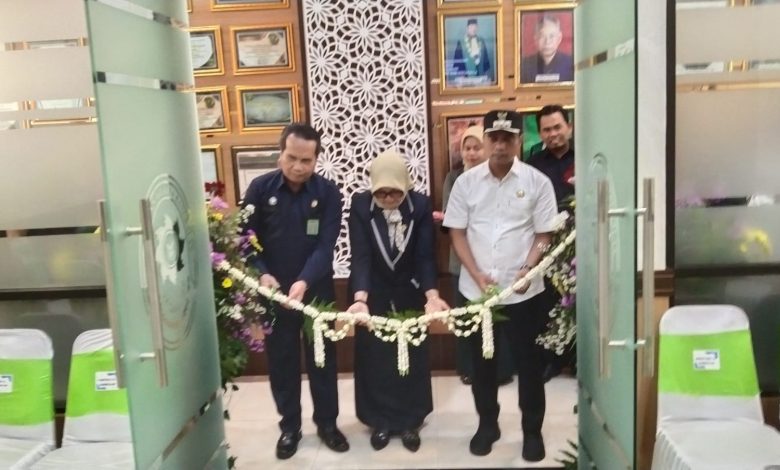 Keterangan Foto: Pemotongan pita sebagai simbol peresmian ruang inovasi dan penandatanganan MoU antara Pengadilan Agama Bangkalan dan Pemerintah Kabupaten Bangkalan.
