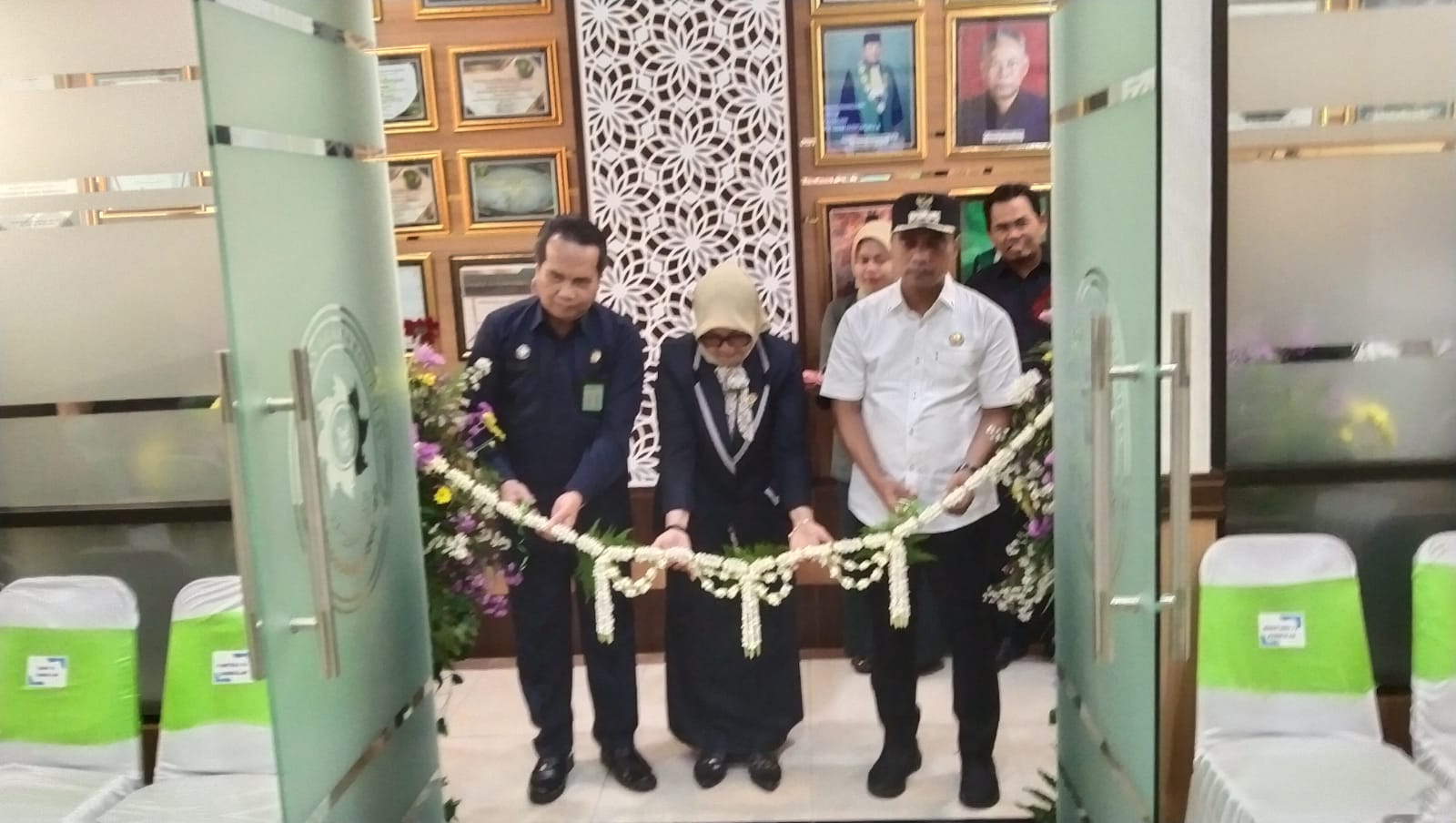 Keterangan Foto:
Pemotongan pita sebagai simbol peresmian ruang inovasi dan penandatanganan MoU antara Pengadilan Agama Bangkalan dan Pemerintah Kabupaten Bangkalan.