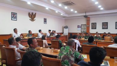Rapat koordinasi lintas sektoral menjelang Ramadhan 1447 H digelar di Aula Pemkab Sampang, Rabu (11/02/2026), dipimpin Sekda Yuliadi Setiyawan dan dihadiri Forkopimda, OPD, TNI-Polri, serta unsur ormas untuk memastikan situasi tetap aman dan kondusif.