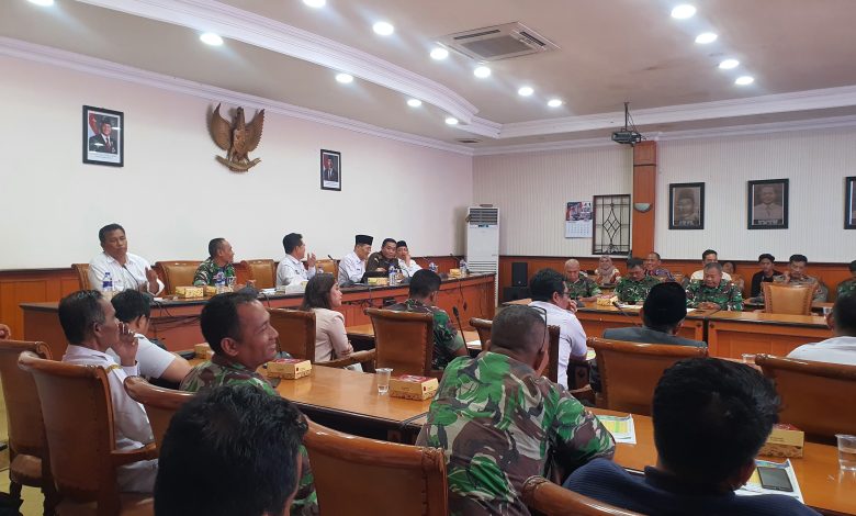 Rapat koordinasi lintas sektoral menjelang Ramadhan 1447 H digelar di Aula Pemkab Sampang, Rabu (11/02/2026), dipimpin Sekda Yuliadi Setiyawan dan dihadiri Forkopimda, OPD, TNI-Polri, serta unsur ormas untuk memastikan situasi tetap aman dan kondusif.
