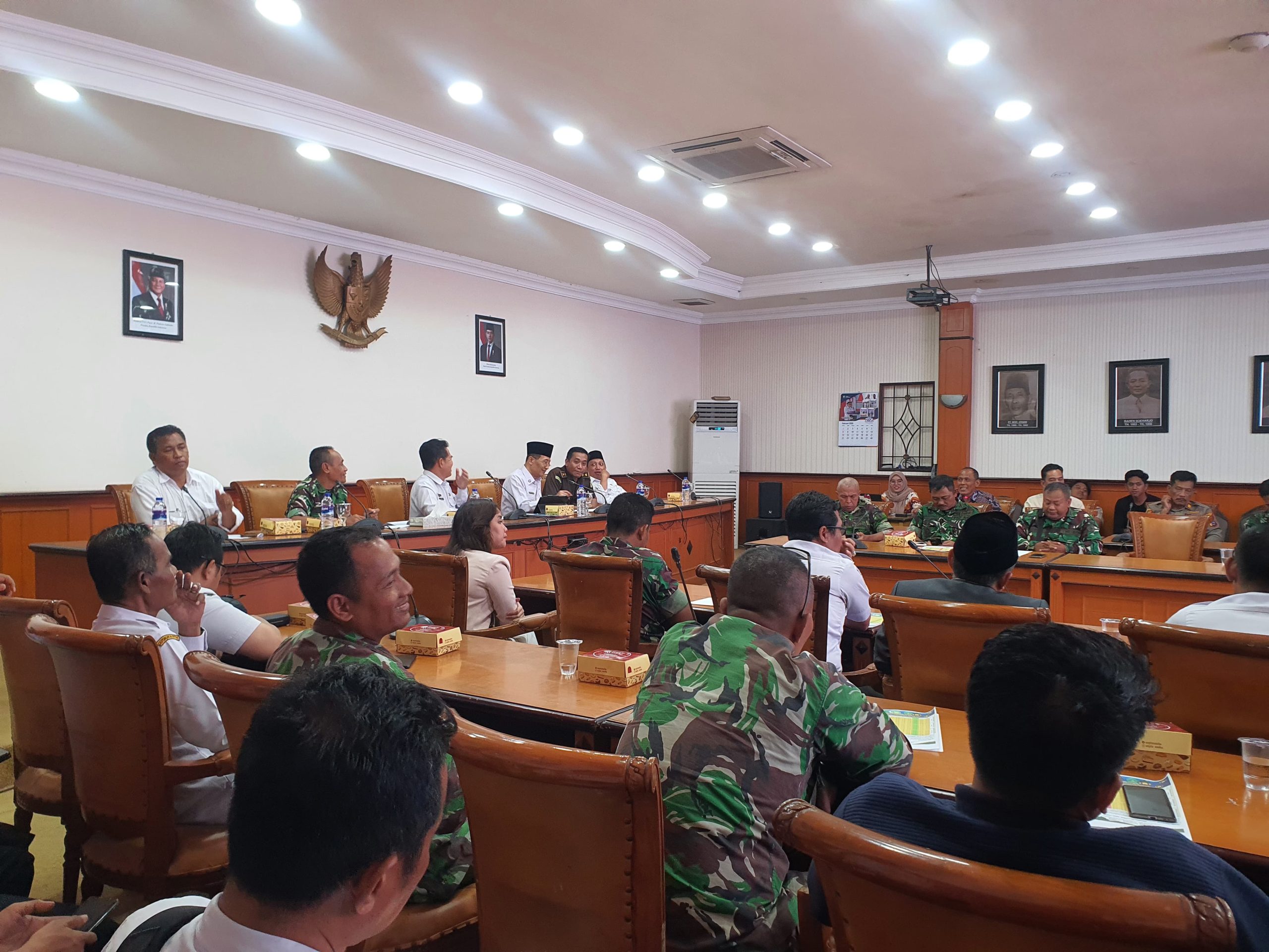 Rapat koordinasi lintas sektoral menjelang Ramadhan 1447 H digelar di Aula Pemkab Sampang, Rabu (11/02/2026), dipimpin Sekda Yuliadi Setiyawan dan dihadiri Forkopimda, OPD, TNI-Polri, serta unsur ormas untuk memastikan situasi tetap aman dan kondusif.