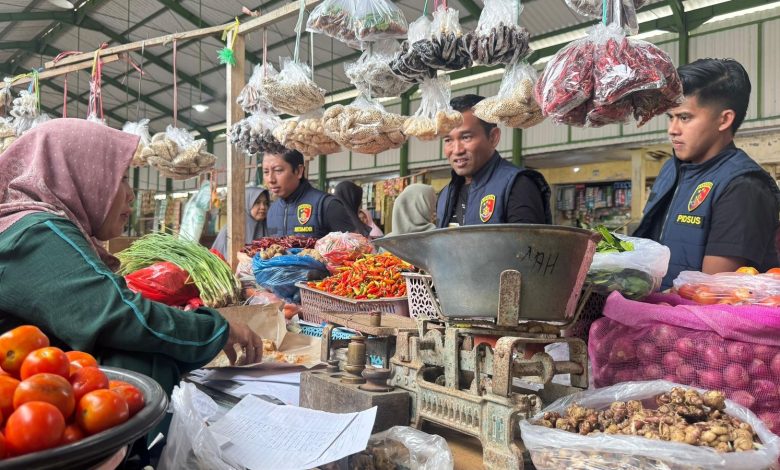 Petugas Satgas Pangan Polres Sampang melakukan pengecekan harga dan ketersediaan bahan pokok di Pasar Srimangunan menjelang Bulan Suci Ramadan 1447 Hijriah.