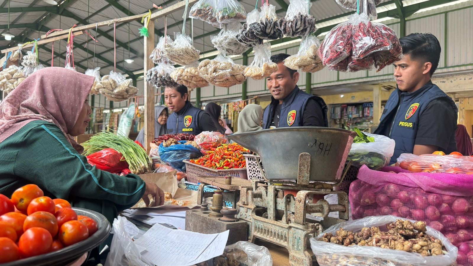 Petugas Satgas Pangan Polres Sampang melakukan pengecekan harga dan ketersediaan bahan pokok di Pasar Srimangunan menjelang Bulan Suci Ramadan 1447 Hijriah.