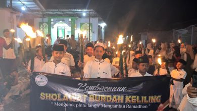 Ratusan warga Perumahan Griya Utama II, Bangkalan, mengikuti pembacaan Sholawat Burdah keliling sambil membawa obor, Sabtu malam (07/02/2026). Tradisi “ketuk pintu langit” ini digelar di jalan dan gang perumahan sebagai bentuk doa bersama menyambut datangnya bulan suci Ramadan.