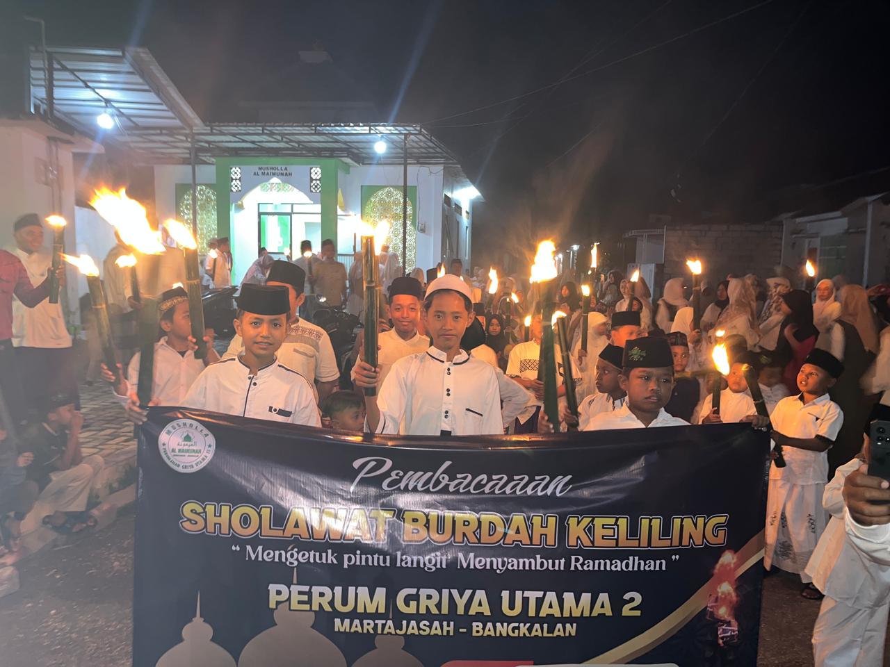 Ratusan warga Perumahan Griya Utama II, Bangkalan, mengikuti pembacaan Sholawat Burdah keliling sambil membawa obor, Sabtu malam (07/02/2026). Tradisi “ketuk pintu langit” ini digelar di jalan dan gang perumahan sebagai bentuk doa bersama menyambut datangnya bulan suci Ramadan.