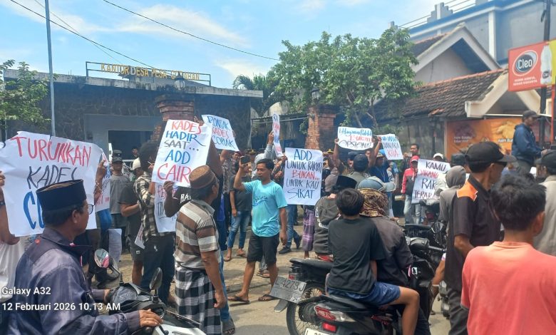 Foto: Ratusan warga Desa Pesanggrahan, Kwanyar, Kabupaten Bangkalan, saat berunjuk rasa di kantor Kecamatan Kwanyar.