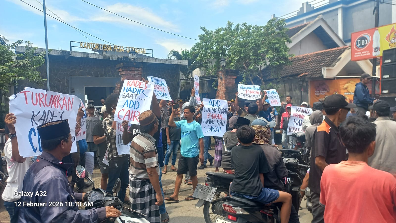 Foto: Ratusan warga Desa Pesanggrahan, Kwanyar, Kabupaten Bangkalan, saat berunjuk rasa di kantor Kecamatan Kwanyar.